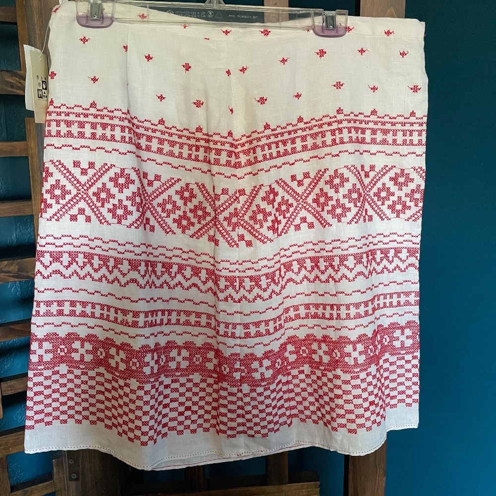 Max Studio skirt white/red embroidered print, US 12, NWT, mint.